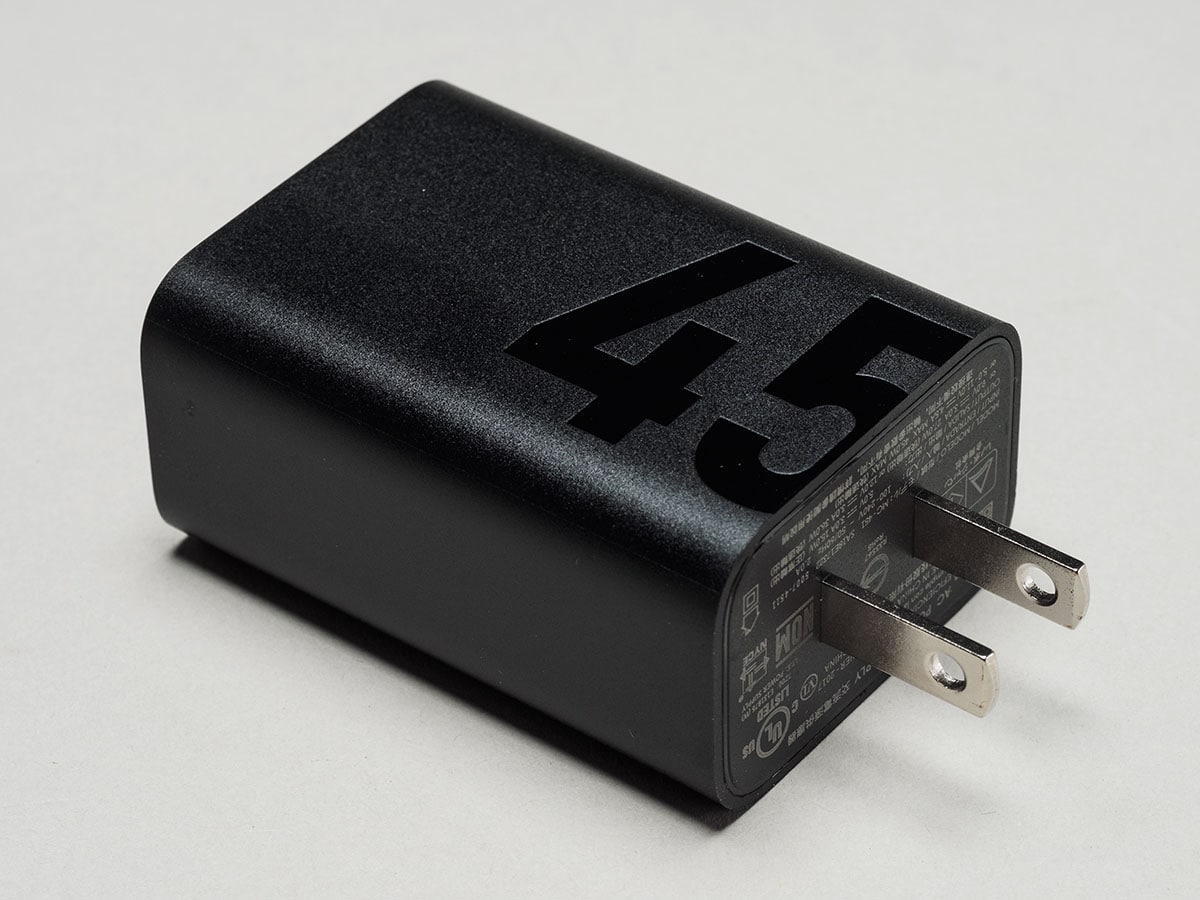 45W急速充電に対応したアダプターも付属するのはうれしい