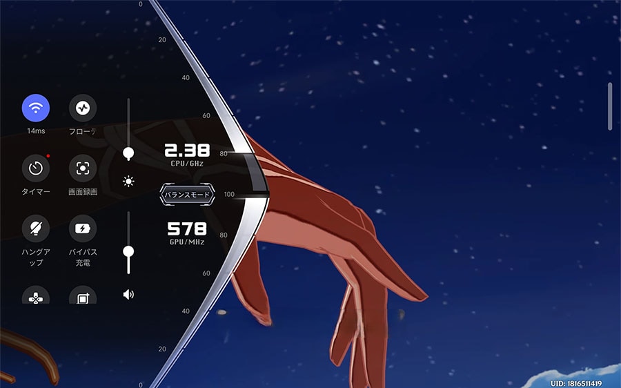 カメラ横あたりに冷却システムが搭載されている。これにより、手に持つ部分は熱くならない