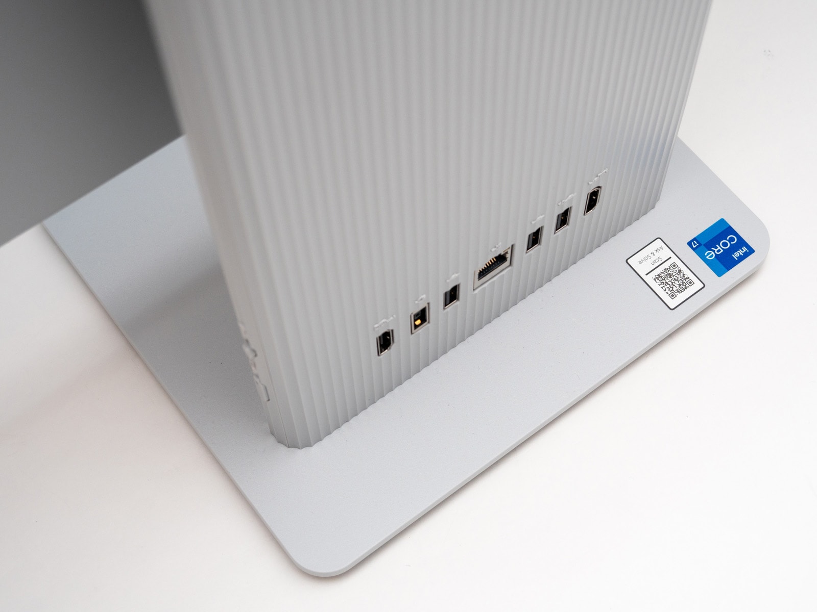 スタンドは台座部分が少し後方に出っぱっていて、壁際ギリギリに設置しても程よい隙間ができるようになっている
              