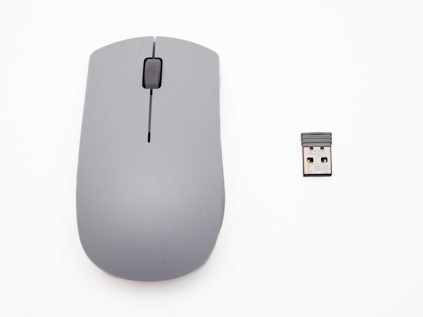 ワイヤレスマウスとドングル（USBアダプター）