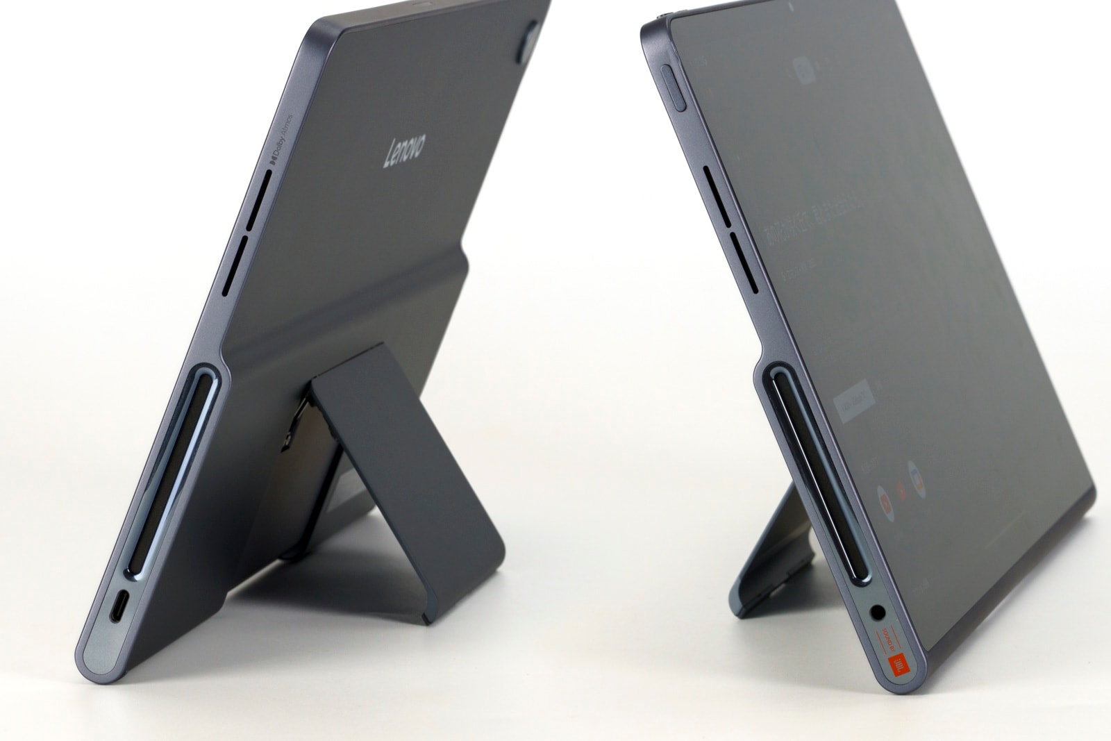 ＜Lenovo Tab Plus＞は両サイドに「マトリックス・ツイーター」