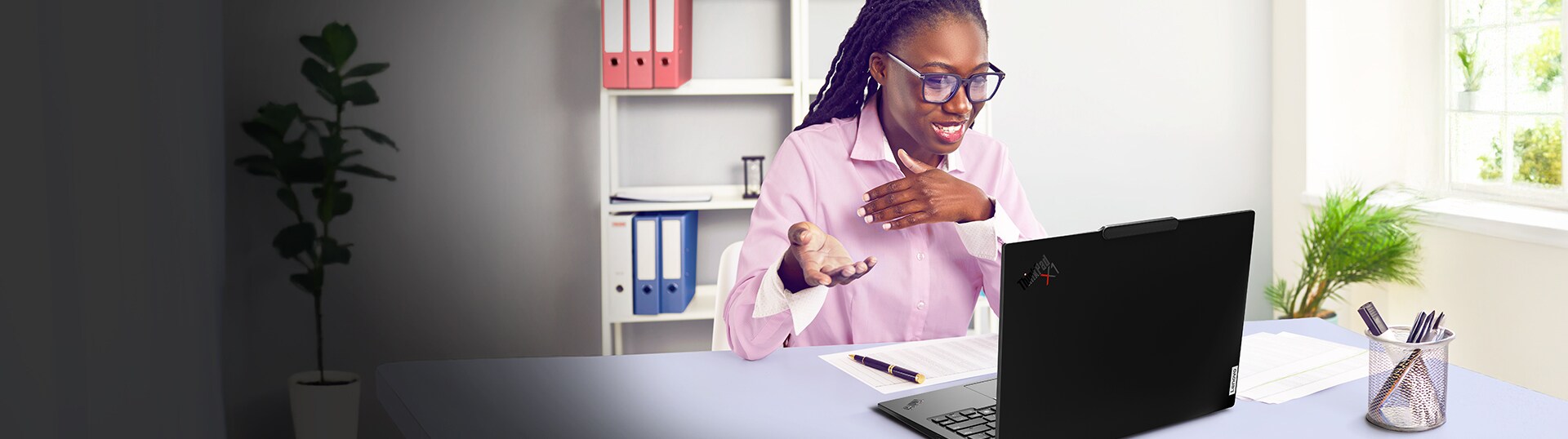 mulher usando notebook thinkpad enquanto trabalha