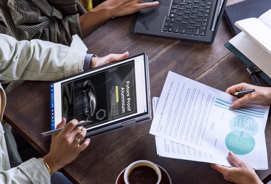 Lenovo ThinkPad X1 Yoga Gen 8 2 合 1 筆電處於帳篷模式，旁邊是無線鍵盤，搭配整合式數位筆。
