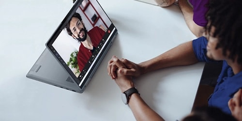 Usuario en una video llamada con una notebook Lenovo 