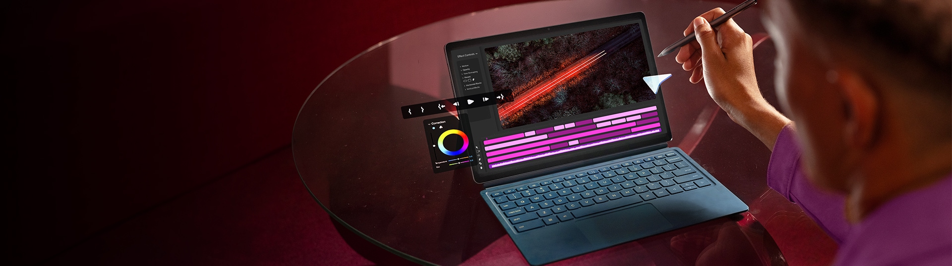Una persona usando una Lenovo Yoga Tab Plus con un lápiz óptico en su mano.