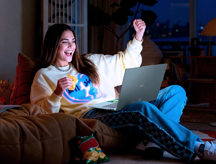Personas viendo fútbol en vivo desde dispositivos Lenovo