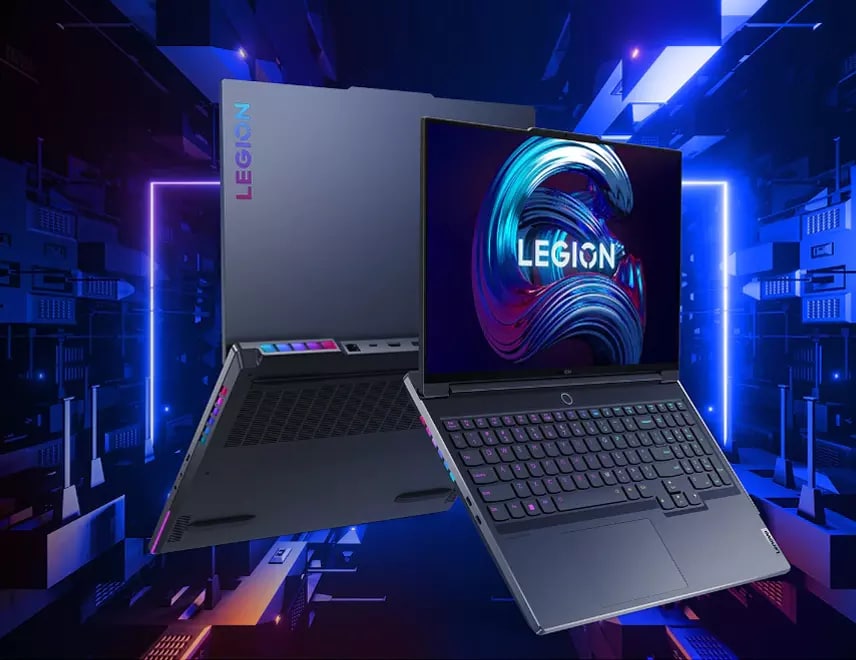 Vue avant du portable Lenovo Legion 7 ouvert à 135 degrés, incliné vers l’avant de sa base montrant le clavier, l’écran et incliné pour montrer les ports gauches et la vue en miroir du côté arrière.