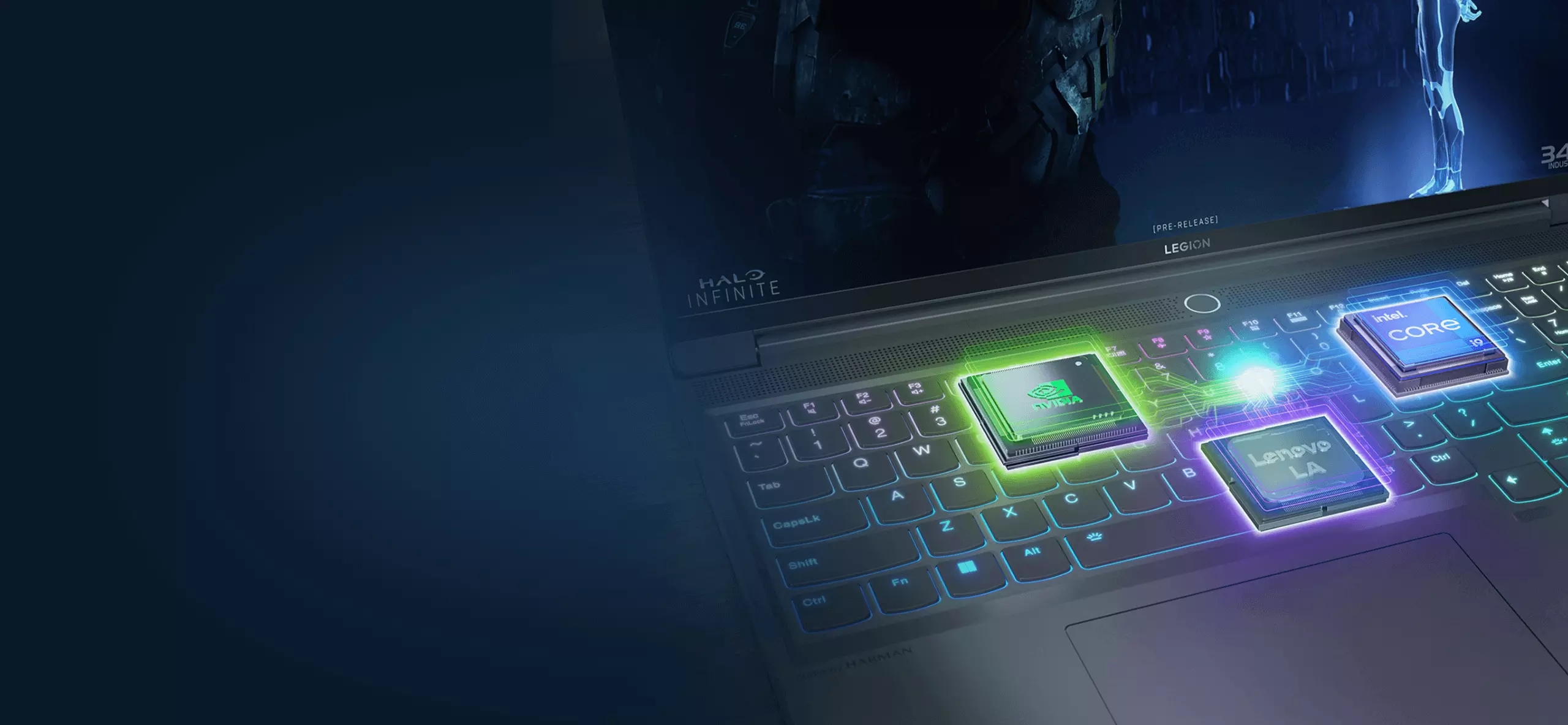 Närbild på höger sida av Lenovo Legion Slim 7 med sitt flerfärgade bakgrundsbelysta tangentbord och sin bildskärm.