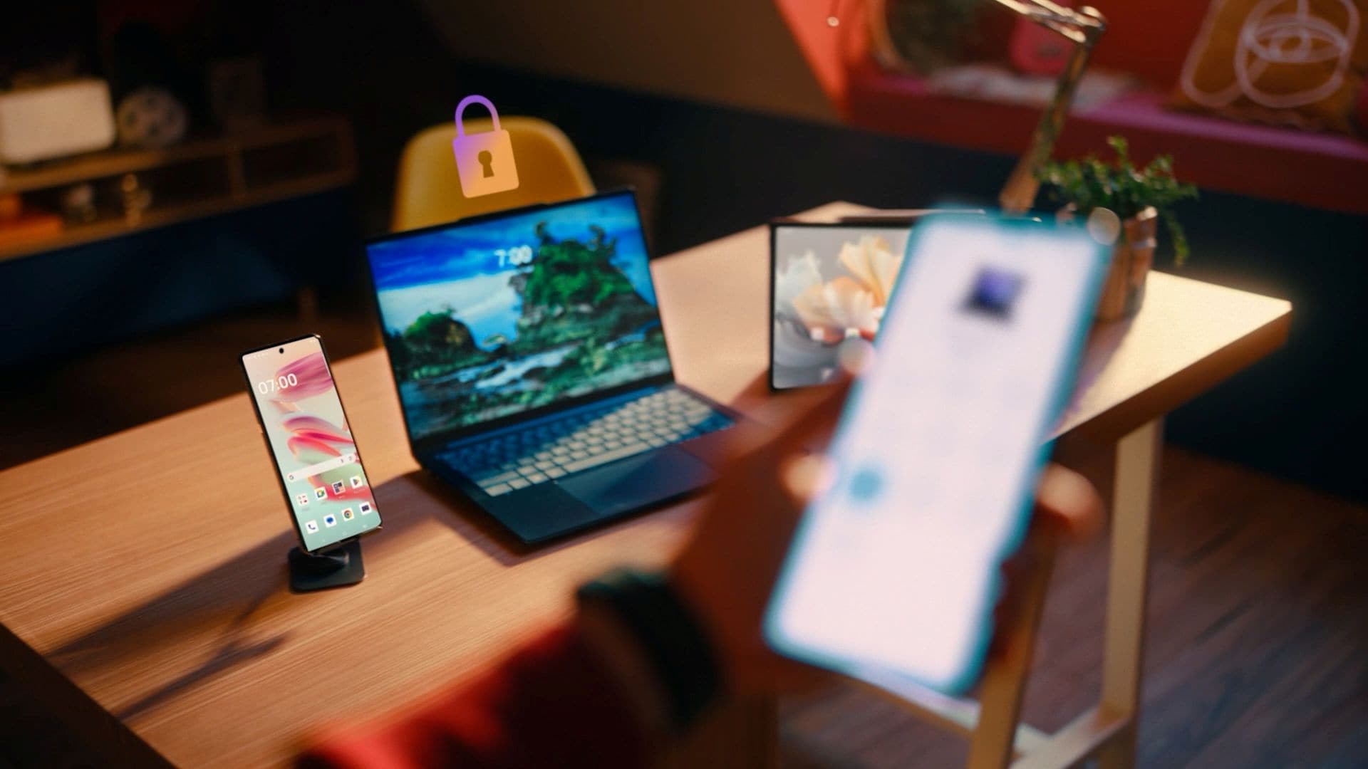 Une femme clique sur le bouton de verrouillage du PC du tableau de bord Smart Connect de son téléphone Moto, et son ordinateur Yoga de Lenovo se verrouille automatiquement à l’avant.