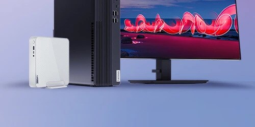 Un mini​​​​​​​ IdeaCentre, un ordinateur de table Lenovo et un moniteur l'un à côté de l'autre sur un fond bleu clair
