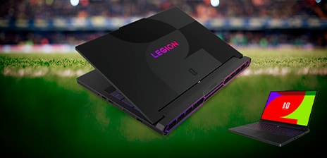 Deux ordinateurs portables, un ouvert et un fermé, flottent devant une vue rapprochée d’un terrain de football. L’ordinateur portable est le Lenovo Legion Pro 7i Gen 10 FIFA World Cup 26™ Edition.