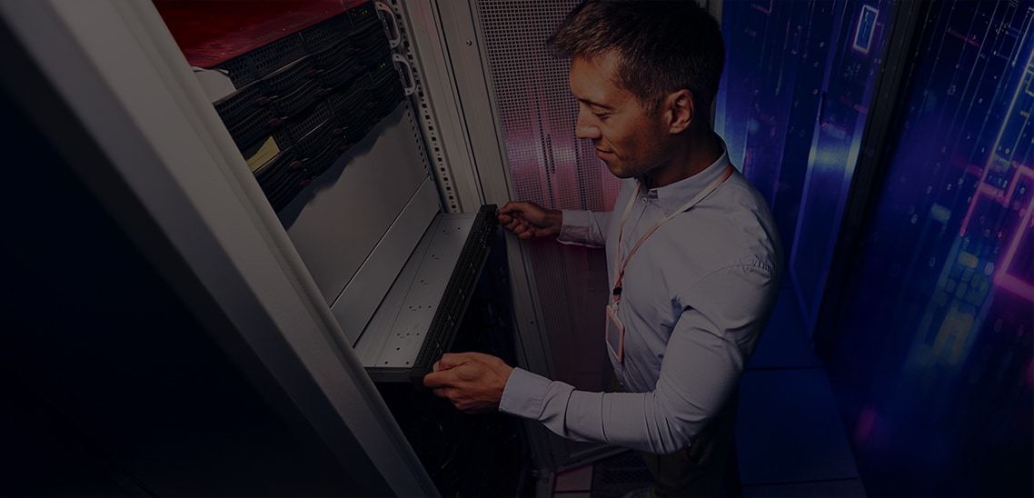 Image de deux serveurs Lenovo : à gauche, un serveur ThinkSystem ST650 V3 et à droite, une baie de serveur V4 avec icône d’horloge, mettant en évidence une promotion spéciale.