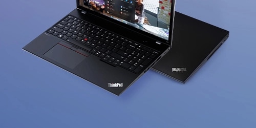 Un ThinkPad noir de 16 pouces sur fond bleu clair