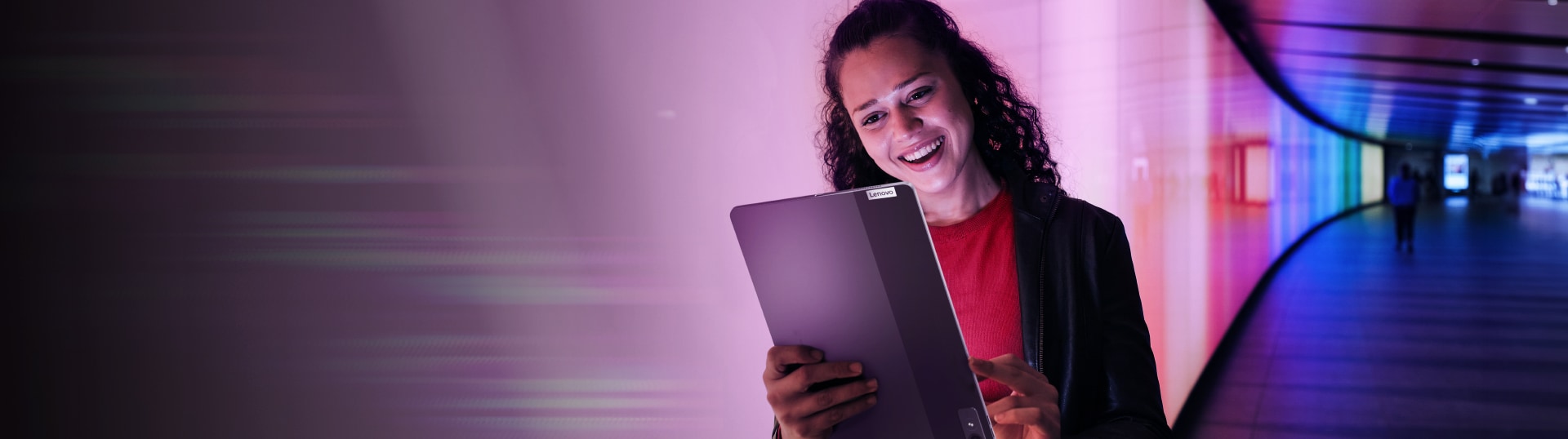 Mulher usando um tablet lenovo