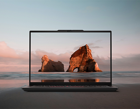 Vedere pitorească pe ecranul laptopului Lenovo ThinkPad E14 Gen 8 (Intel de 14") care prezintă un apus de soare peste ocean, evidențiind capacitățile sale vizuale excepționale.