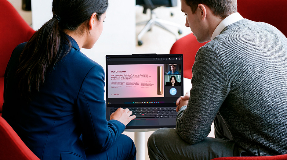 兩名工作人員在 Lenovo ThinkPad T14 Gen 7 (14” Intel) 筆記型電腦上參加視像會議。