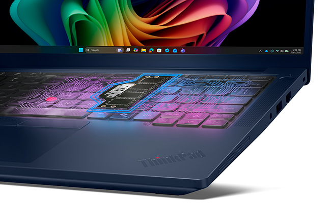Lenovo ThinkPad T14 Gen 7 (14” Intel) 筆記型電腦的鍵盤下方顯示電路和內部組件。