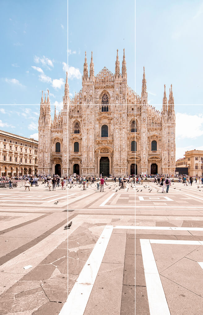 Lenovo Qira Live Mode analyzing a camera view of the Milan Cathedral