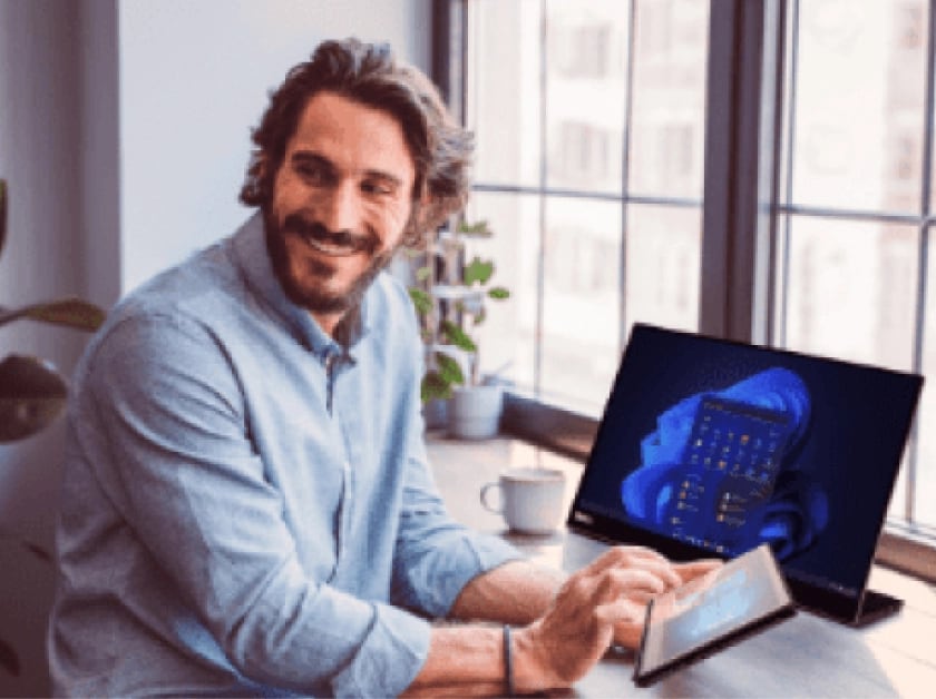 Osztott kép egy Lenovo ThinkPaddel, a képernyőn balra egy F1 kék nyomtatással, jobbra pedig egy F1-es autóval.