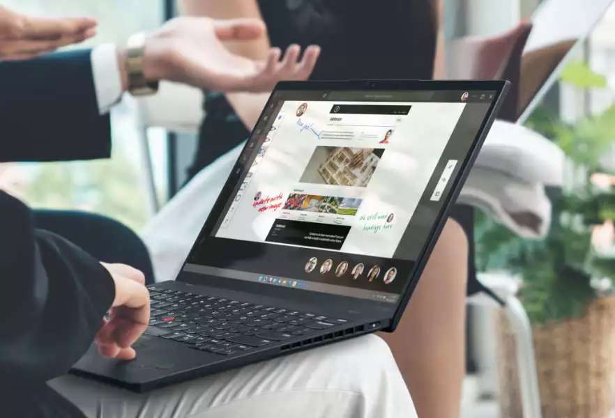 Lenovo ThinkPad X1 Nano im Einsatz auf dem Schoß einer Person