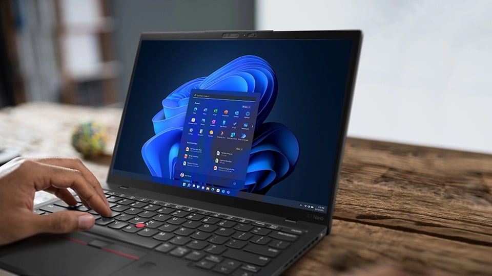 Gros plan sur le clavier et l’écran d’un ThinkPad X1 Nano, avec une personne saisissant quelque chose
