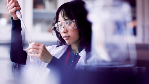 Revêtement de laboratoire pour scientifique utilisant de la pipette et un tube à essai dans un laboratoire.