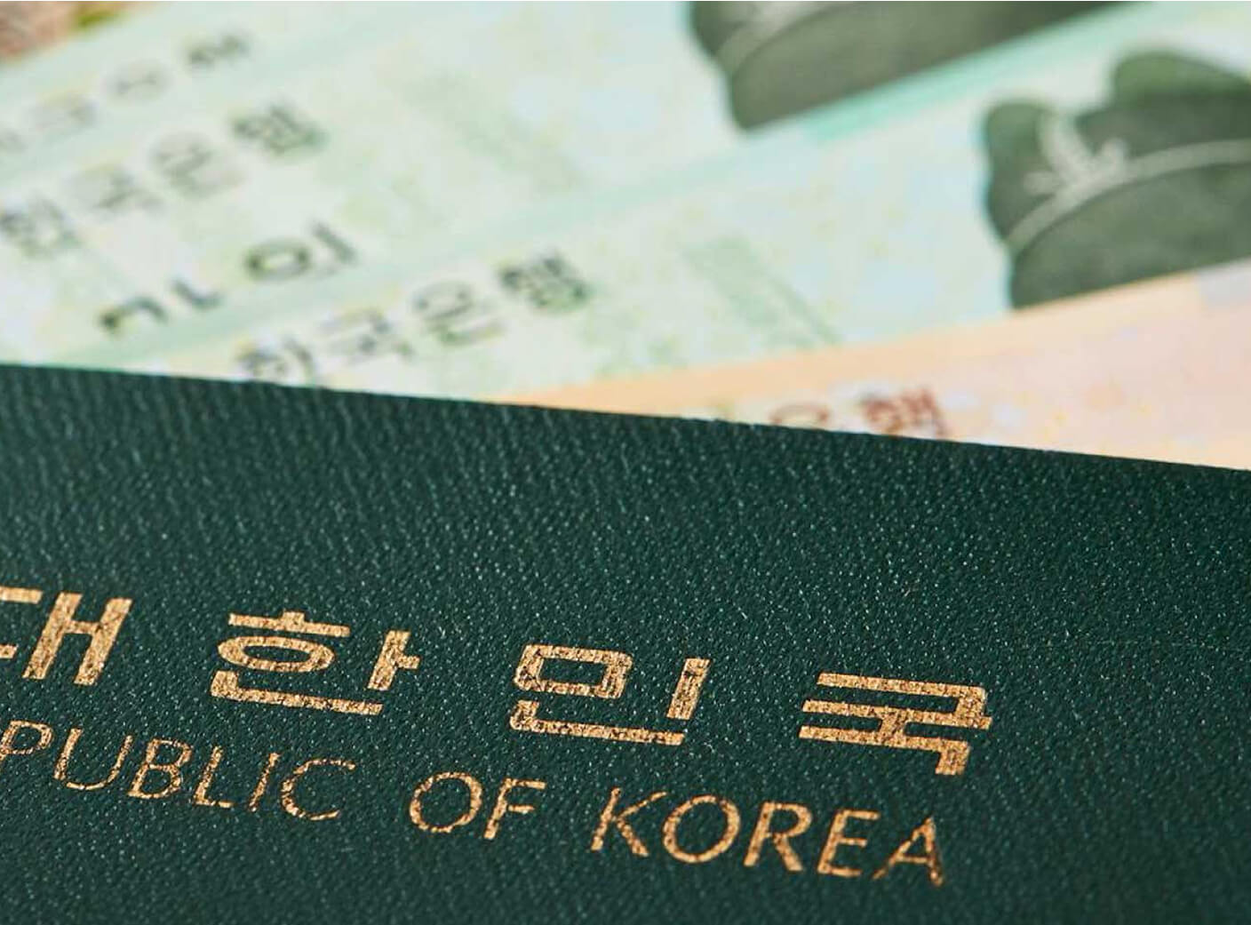 Gros plan d'un passeport coréen.
