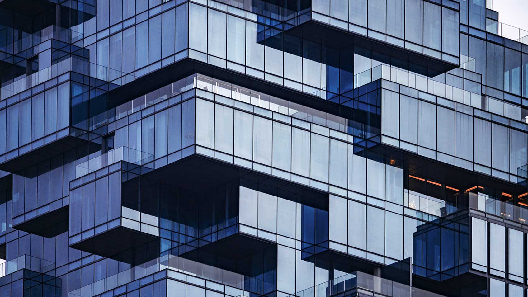 L’extérieur d’un bâtiment moderne en verre.
