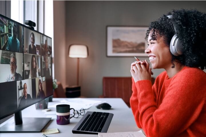 Espacio de trabajo digital, mujer sonriente en una llamada virtual