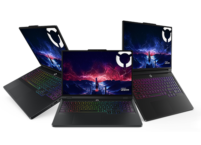 Trois portables de jeux Lenovo Legion Pro en noir eclipse une vue avant droite, une vue avant et une vue avant gauche, des couvercles ouverts, chacun avec un remplissage d’écran avec logo Lenovo Legion sur l’écran.
