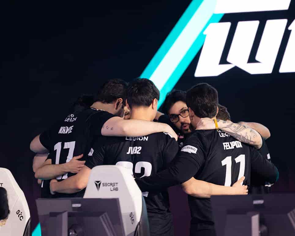 Los jugadores del equipo FURIA se reúnen en el escenario durante una charla de estrategia en el torneo de esports EWC.