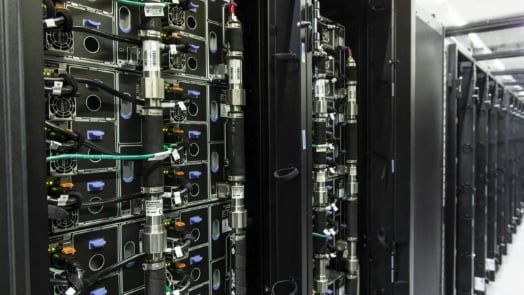 Une image de rangées de supports de serveur avec des câbles dans un centre de données élégant et organisé.