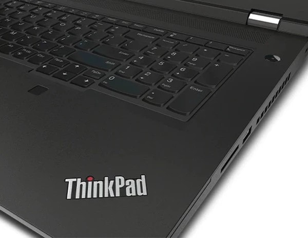 Gros plan du coin avant droit d’une station de travail portable ThinkPad P17 Gen 2, montrant le logo ThinkPad, un clavier avec clavier numérique, des ports et des fentes d’aération côté droit.