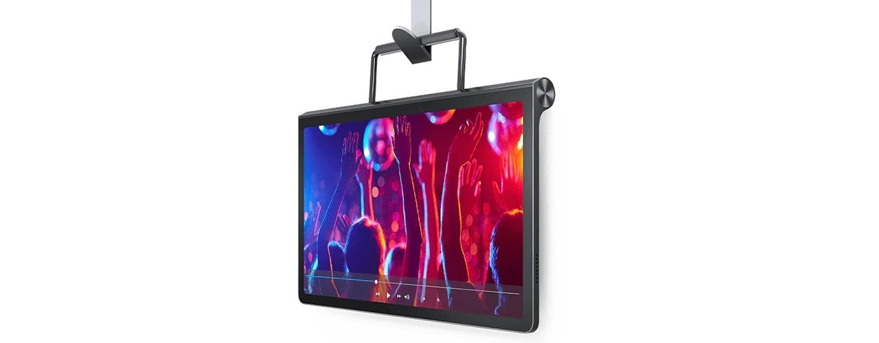 Vue avant droite de la tablette Lenovo Yoga Tab 11-3/4, suspendue par un pied à partir d’un crochet, avec vidéo de partys ou de spectateurs sur l’écran