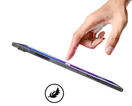Eine direkte Seitenansicht des Lenovo Tab P12 Pro und eine menschliche Hand, die seine äußerst flache und leichte Konstruktion verdeutlicht.