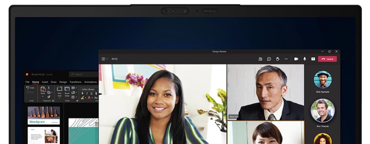 Gros plan d’une personne en pleine conversation virtuelle sur un Lenovo ThinkPad X1 Nano, avec les photos des participants à l’écran.
