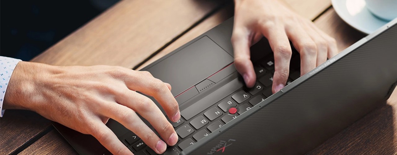 Une personne tape sur le clavier du Lenovo ThinkPad X1 Nano, présentant le clavier et le capot supérieur tissé optionnel.
