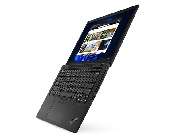 Noir tonnerre, le portable Lenovo ThinkPad X13 Gen 3 ouvert à 180 degrés, légèrement incliné pour montrer les ports côté droit.