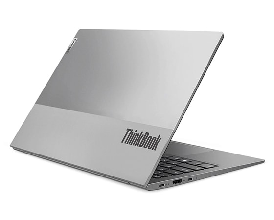 Ansicht des zweifarbigen Gehäusedeckels des Lenovo ThinkBook 13s Gen 4 Notebooks in Cloud Grey von hinten, um 80 Grad geöffnet, schräg mit Blick auf die Anschlüsse auf der linken Seite und ein kleines Stück der Tastatur.