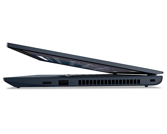 Rechte Seitenansicht des ThinkPad C14 Chromebook Enterprise, leicht geöffnet, mit Blick auf Anschlüsse