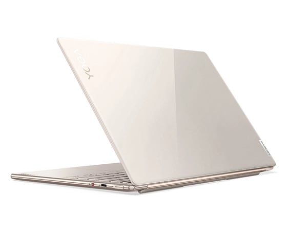 Ansicht des Lenovo Yoga Slim 9i Gen 7 (14″ Intel) Notebooks von hinten, leicht schräg geöffnet, mit Blick auf die vordere Abdeckung und einen Teil der Tastatur