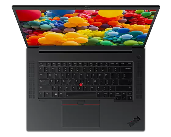 Vue de dessus de la station de travail mobile Lenovo ThinkPad P1 Gen 5 ouverte à 90 degrés, montrant le clavier et l’écran.