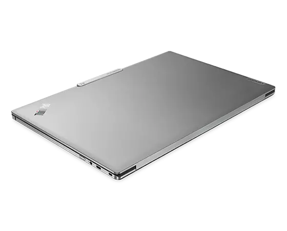 Portable Lenovo ThinkPad Z16 à couvercle fermé en aluminium recyclé, incliné pour montrer les ports côté droit et la charnière arrière.