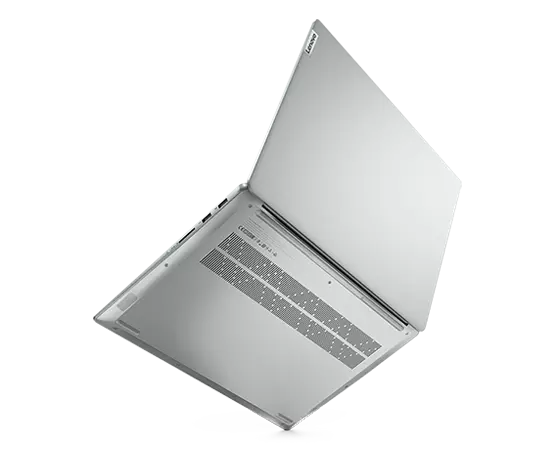 Unterseite des Notebooks Lenovo IdeaPad 5 Pro Gen 7 und Gehäusedeckel in Cloud Grey.