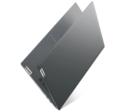 Vista anteriore di tre quarti del notebook Lenovo IdeaPad 5 di settima generazione semiaperto.