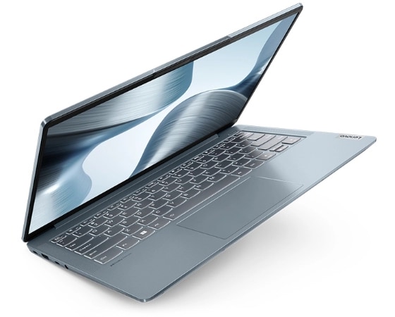 Half geopende Lenovo IdeaPad 5i Pro Gen 7 laptop-pc in Stone Blue die op de linker achterhoek balanceert.