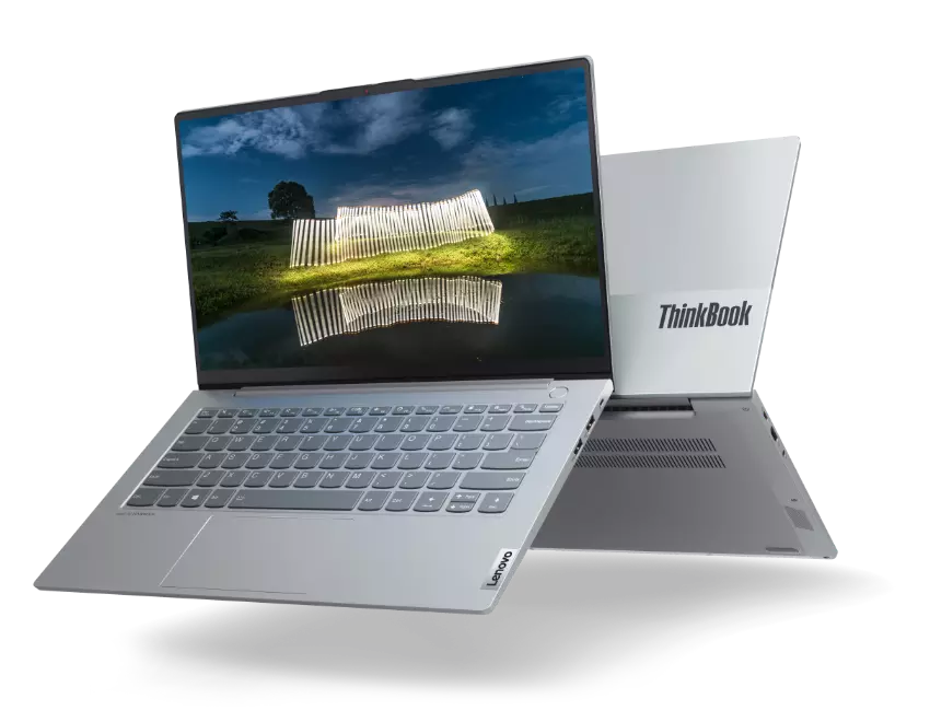Deux ordinateurs portables Lenovo ThinkBook à charnière présentant un pavé tactile en verre d’une seule pièce, un écran haute résolution et un magnifique capot supérieur bicolore.