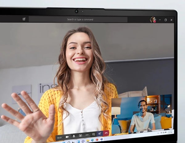 Gros plan sur la caméra du portable IdeaPad 3i Gen 7 avec des personnes en cours d’appel vidéo à l’écran