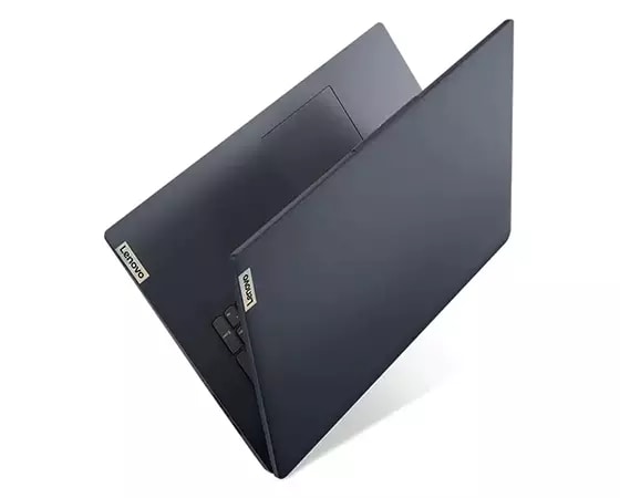 Halfgesloten achteraanzicht van Lenovo IdeaPad 3 Gen 7, 17 inch, AMD, 45 graden geopend, naar boven gericht en in een hoek naar links om het dunne, lichte ontwerp te tonen.