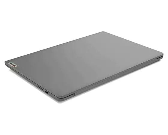 Vue arrière du Lenovo IdeaPad 3 Gen 7 38,10 cm (15'') AMD, incliné pour montrer les ports du côté droit et le capot.